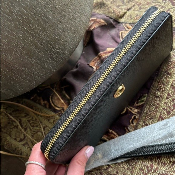 Authentic COACH 1941 Crossgrain leather zip around large wristlet - Picture 2 of 15